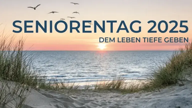 Strand mit Sonnenuntergang und Titel Seniorentag 2025
